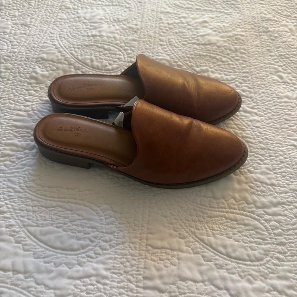 Universal Thread Shoes - Picture 2 of 5